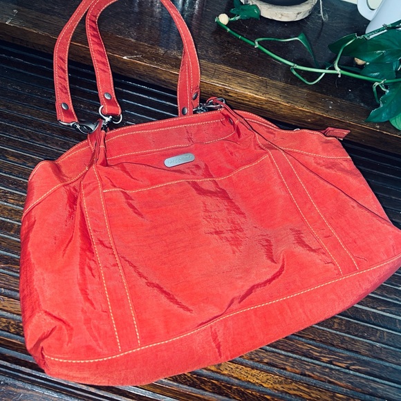 Baggallini Vibrant Red Shoulder Bag - Picture 1 of 7